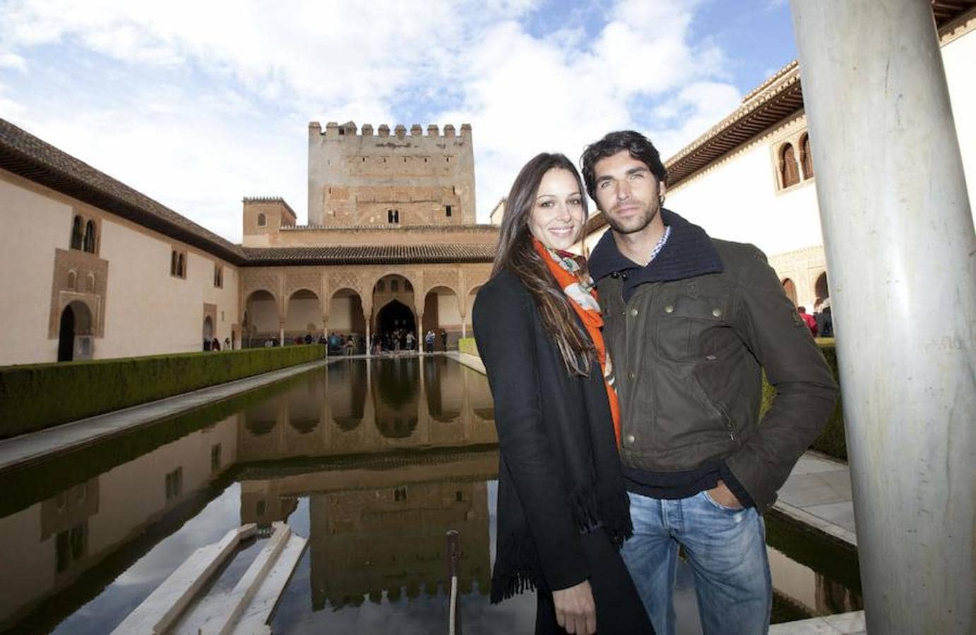Eva y Cayetano posan como turistas en la Alhambra de Granada