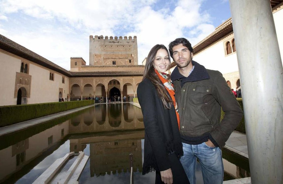 Eva y Cayetano posan como turistas en la Alhambra de Granada. 