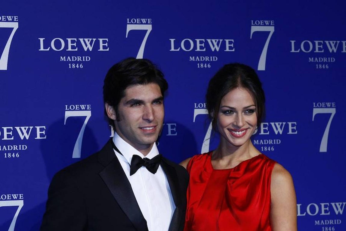 No son muchas las ocasiones en las que hemos podido ver juntos posando a Eva González y Cayetano Rivera. Aquí, en un acto de Loewe en 2010.. 