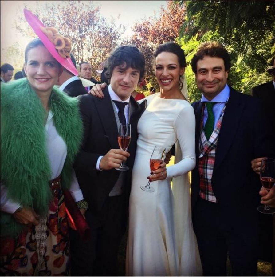 Tras la ceremonia, los novios y sus invitados se trasladaron a la Hacienda «Molinillos», una finca de olivar, rodeada de un bello paisaje de olivos y naranjos, situada a quince minutos de Sevilla. 