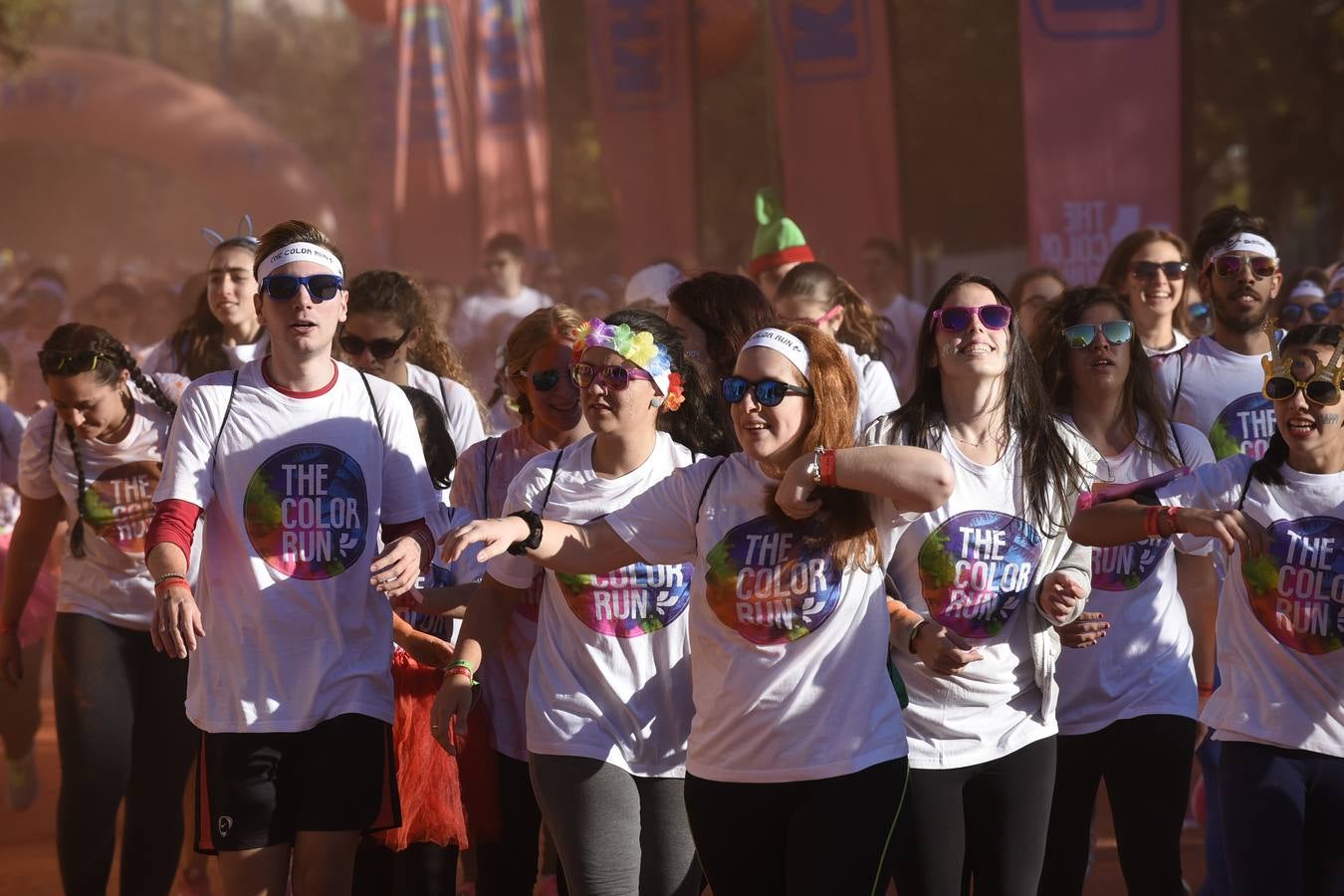 Miles de personas disfrutan de la «Color Run» en Sevilla