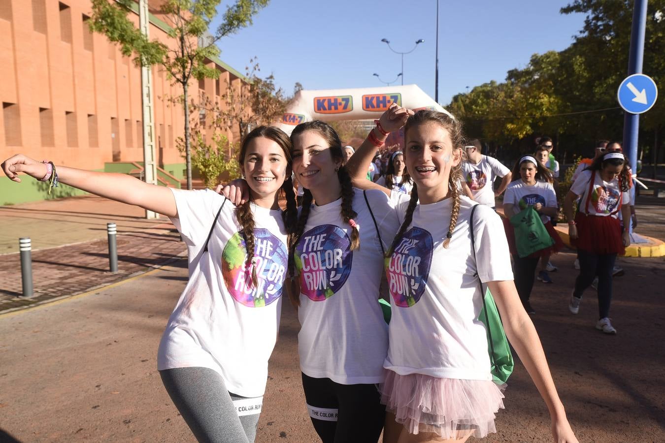 Miles de personas disfrutan de la «Color Run» en Sevilla