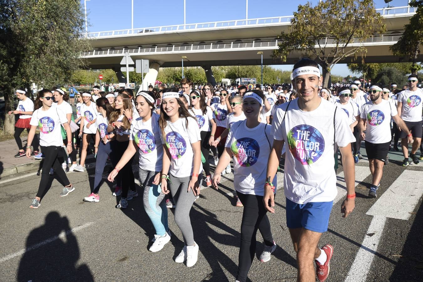 Miles de personas disfrutan de la «Color Run» en Sevilla