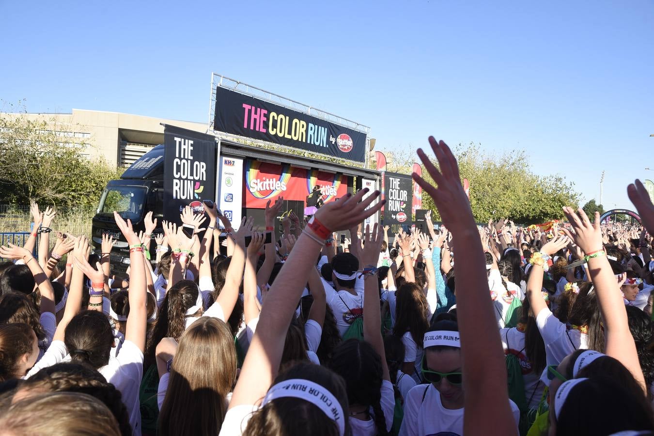 Miles de personas disfrutan de la «Color Run» en Sevilla