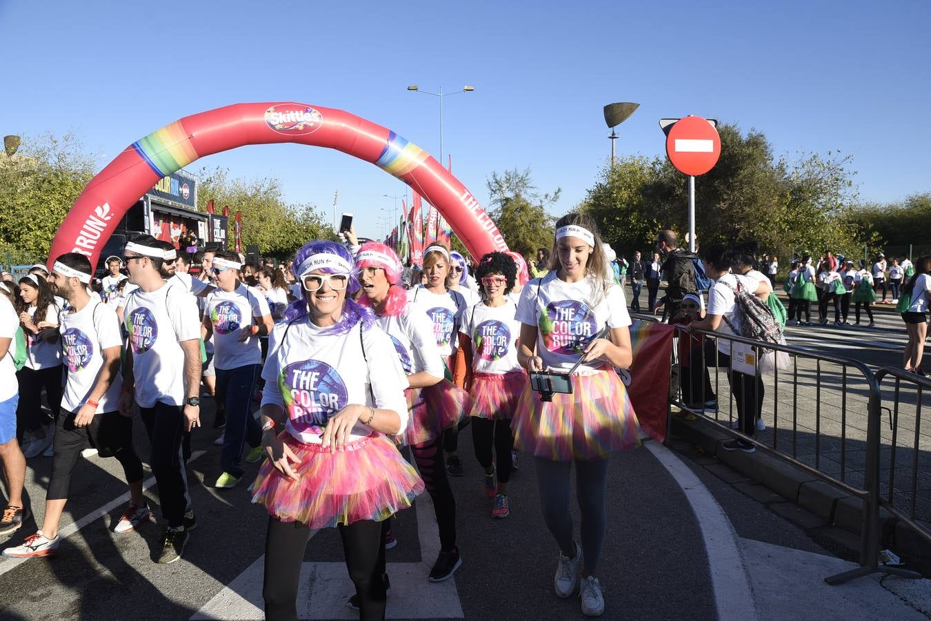 Miles de personas disfrutan de la «Color Run» en Sevilla