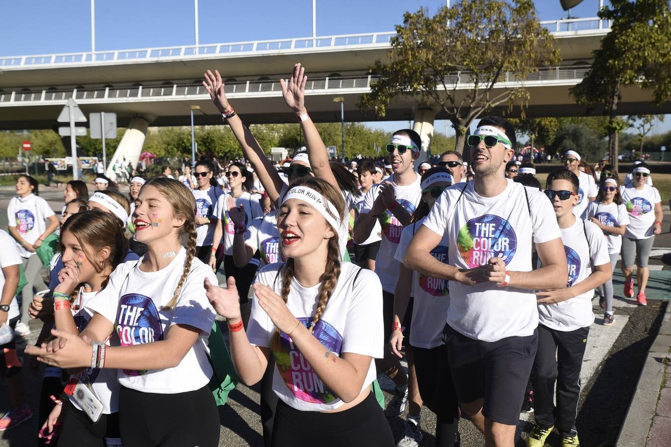 Miles de personas disfrutan de la «Color Run» en Sevilla