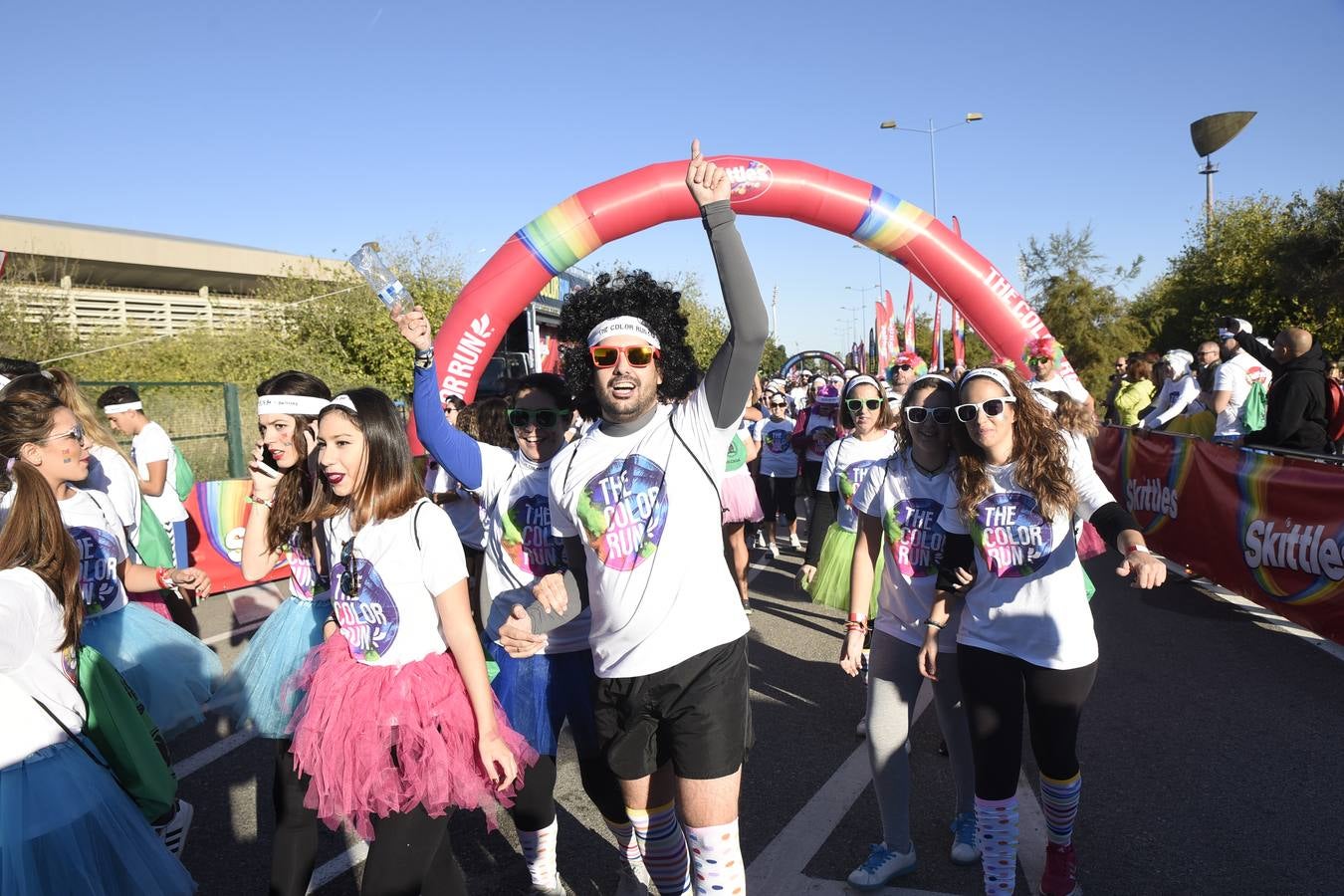 Miles de personas disfrutan de la «Color Run» en Sevilla