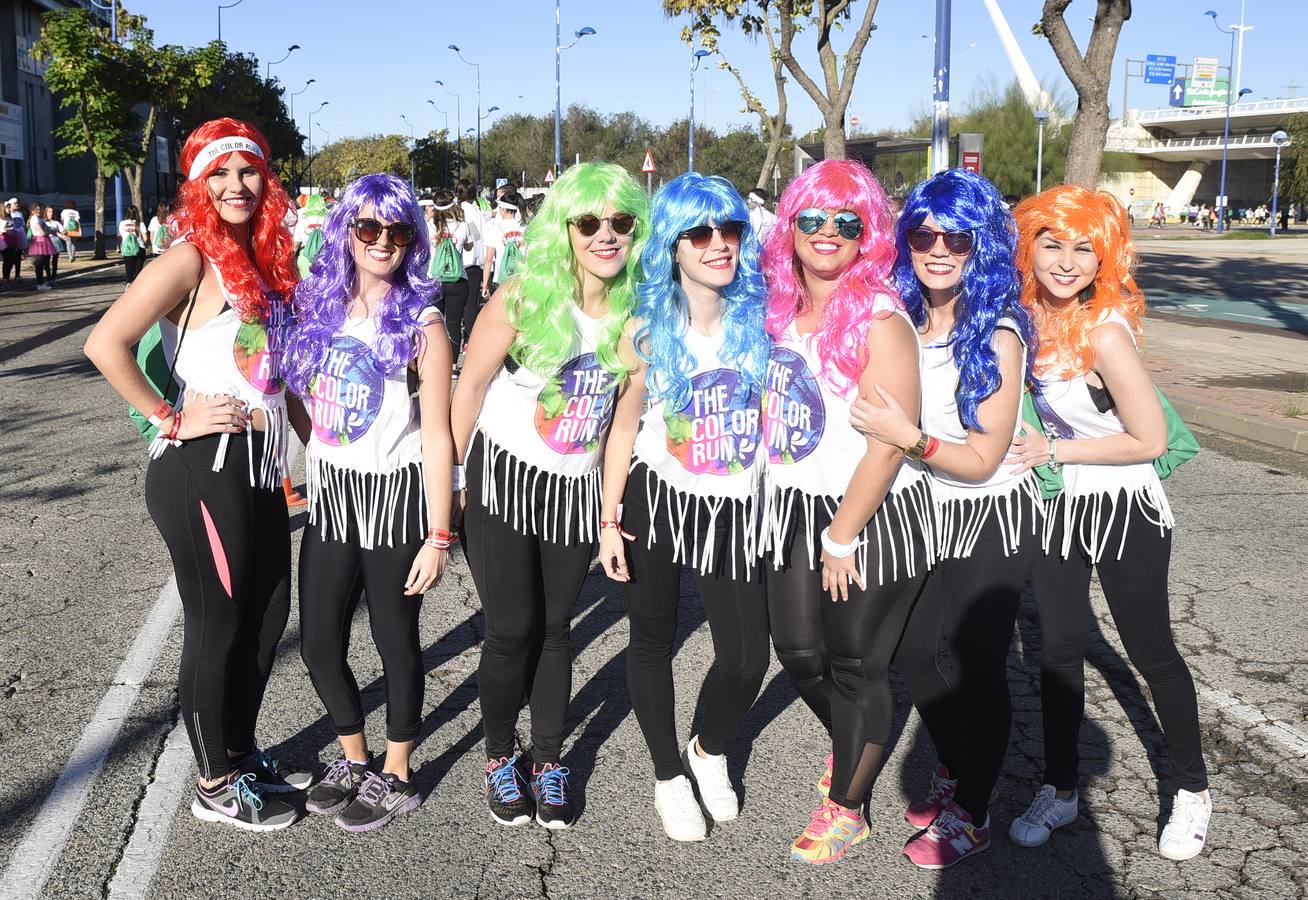 Miles de personas disfrutan de la «Color Run» en Sevilla