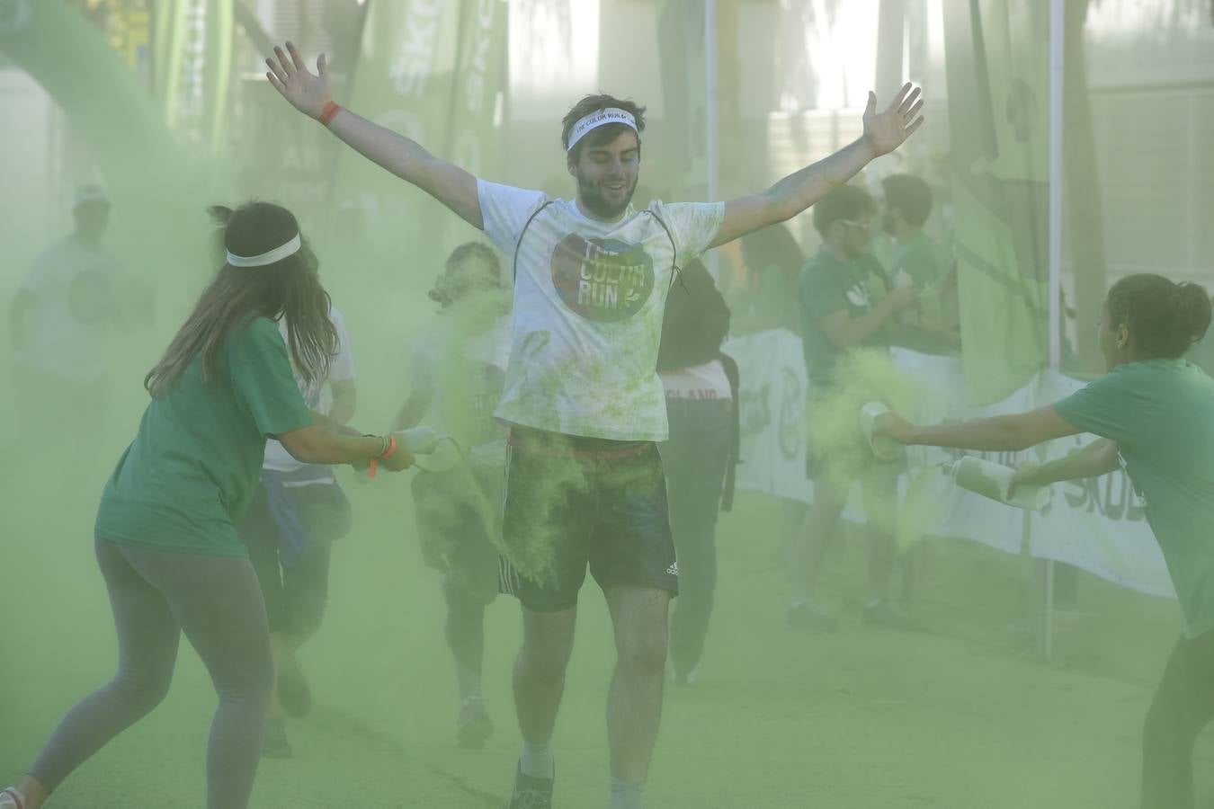 Miles de personas disfrutan de la «Color Run» en Sevilla