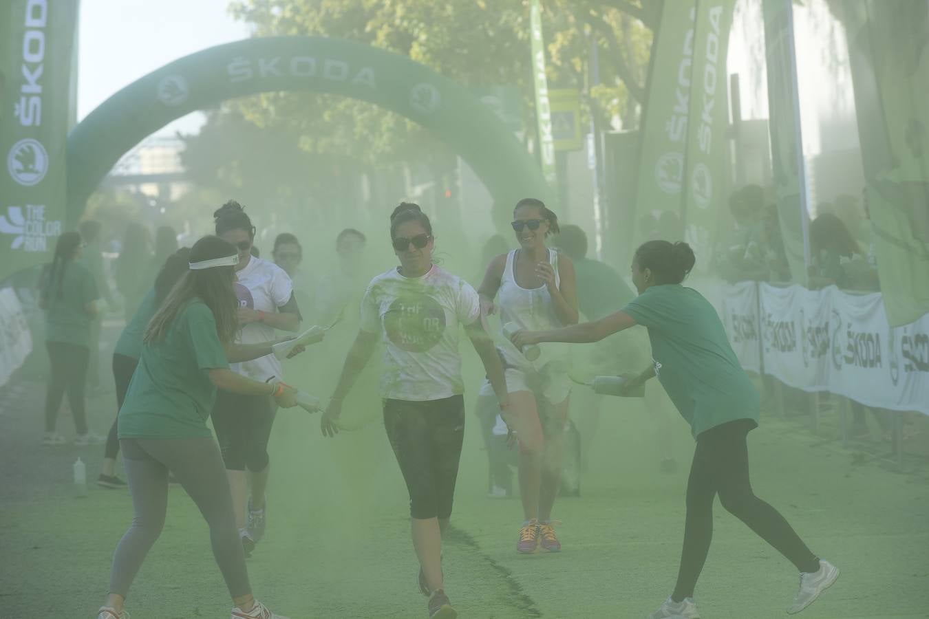 Miles de personas disfrutan de la «Color Run» en Sevilla