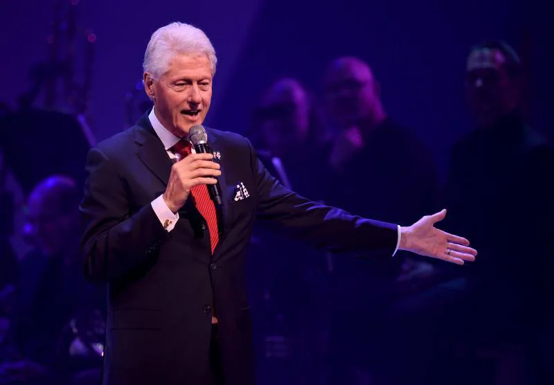 Durante las primarias, los tabloides  publicaron que Bill Clinton había tenido una relación extramatrimonial con Gennifer Flowers, una cantante de salón. Hillary calificó de falsa la noticia y apoyó a su esposo en la carrera presidencial