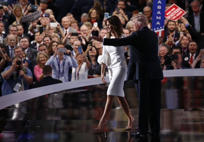 La biografía oficial de Melania dice que comenzó a modelar a los 16 años. Trabajó en Milán, París y otros centros de la moda y aprendió a hablar fluidamente inglés, alemán, francés e italiano, además de esloveno y serbocroata. 