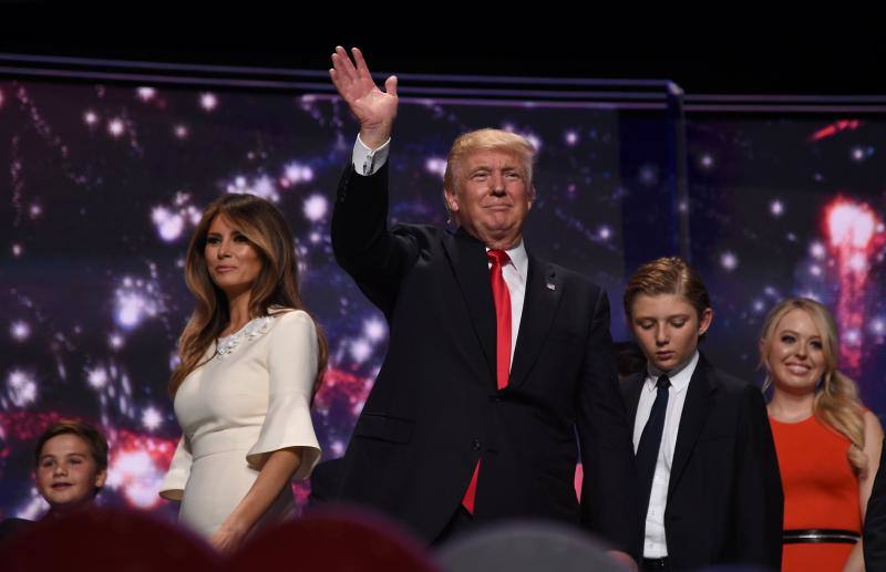 Trump tiene un saco de nietos. Por parte de su hijo mayor tiene, nada más y nada menos, que cinco nietos. En tanto, Ivanka está casada desde 2009 con el dueño del «New York Observer», Jared Kushner y le han dado a Trump tres nietos. 