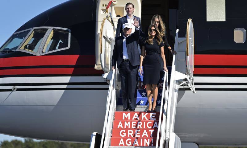 En 1977 Trump se casó por primera vez, con Ivana Zelníčková, con quien tuvo tres hijos: Donald, Jr. (31 de diciembre de 1977), Ivanka (30 de octubre 1981) y Eric (6 de enero de 1984). En 1993 se casó por segunda vez, con Marla Maples, con quien tuvo una hija, Tiffany (13 de octubre de 1993). 