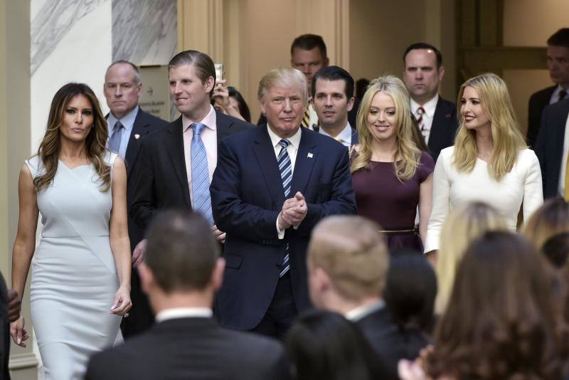 La descendencia del candidato republicano podría aumentar en breve, puesto que su hijo Eric está casado desde 2014 con la periodista Lara Yunaska y ya buscan formar su propia prole. 