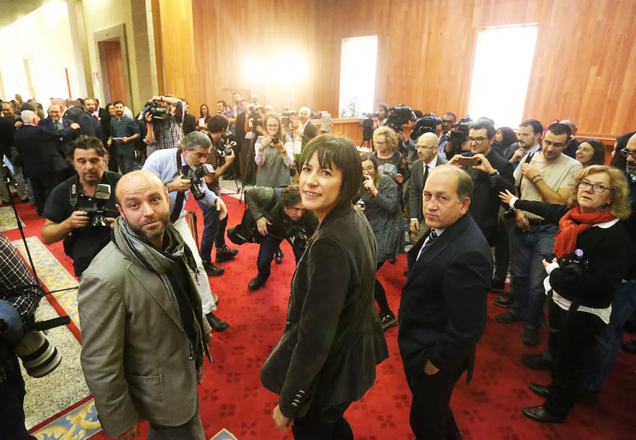 Numerosos medios de comunicación cubren la sesión en el Parlamento gallego