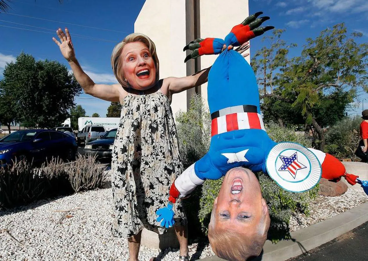 Jorge Mendez, seguidor de Hillary Clinton en Glendale (Arizona) sostiene un muñeco de Donald Trump