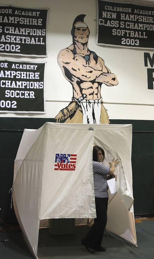 Una mujer tras emitir su voto durante la elecciones presidenciales en un colegio electoral de Colebrook, Nuevo Hampshire (Estados Unidos). Efe