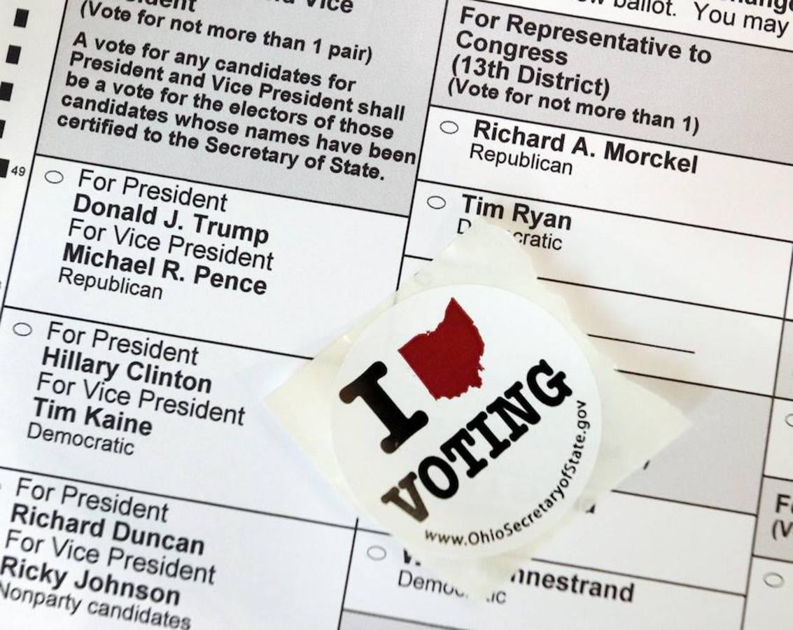 Vista de una papeleta sin rellenar, con una pegatina encima en la que se lee «I love voting» (literalmente: «amo votar»)