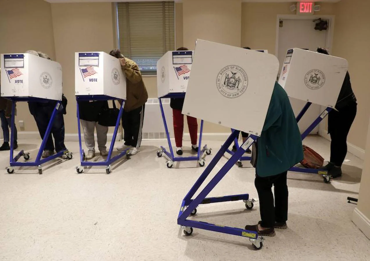 Varios votantes rellenan sus papeletas electorales durante la jornada electoral en un centro de votación en Lower East Side in Manhattan, Nueva York (Estados Unidos)