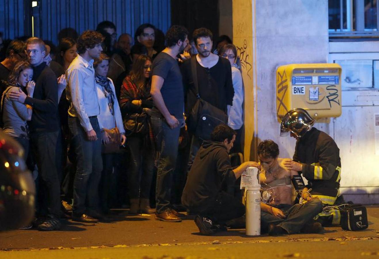 Los equipos de emergencias atienden a uno de los heridos. 