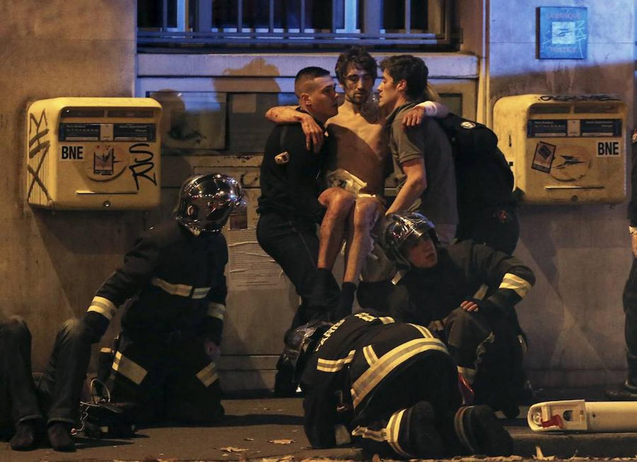 Un herido es atendido por las fuerzas de seguridad. 