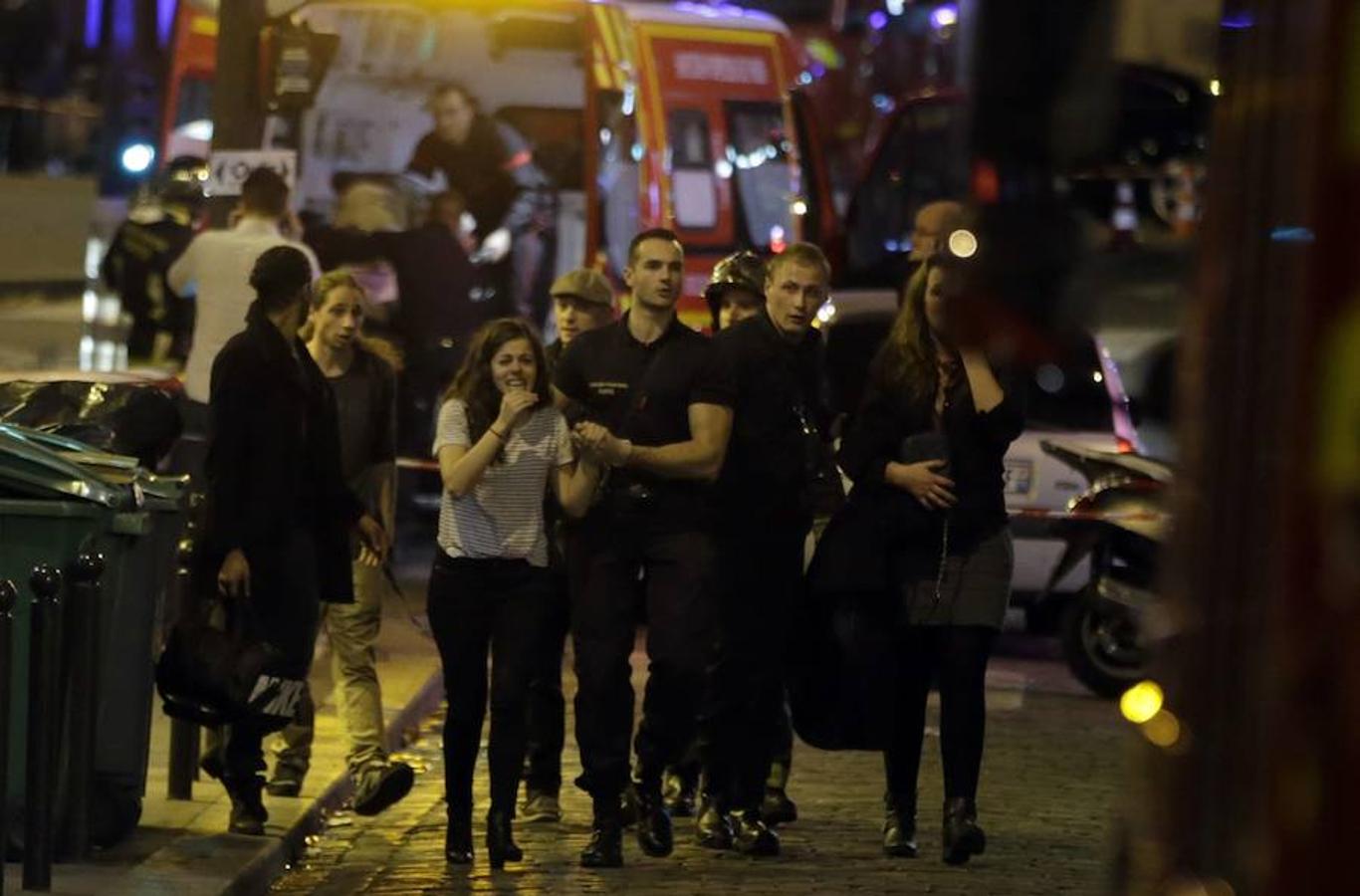 Una mujer llora en las inmediaciones de la sala Bataclan. 