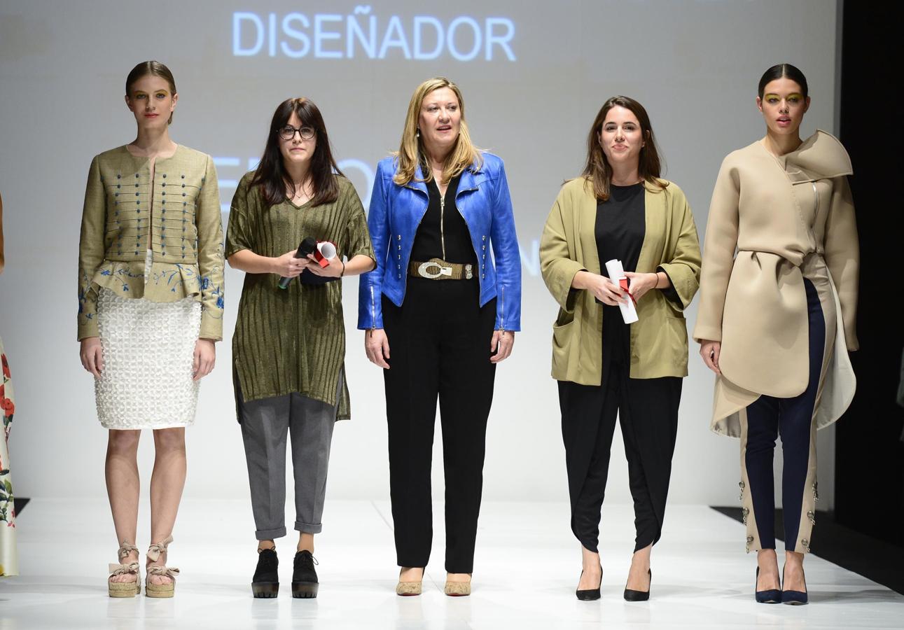 Del Olmo, junto a las ganadoras del concurso de diseñadores noveles. 