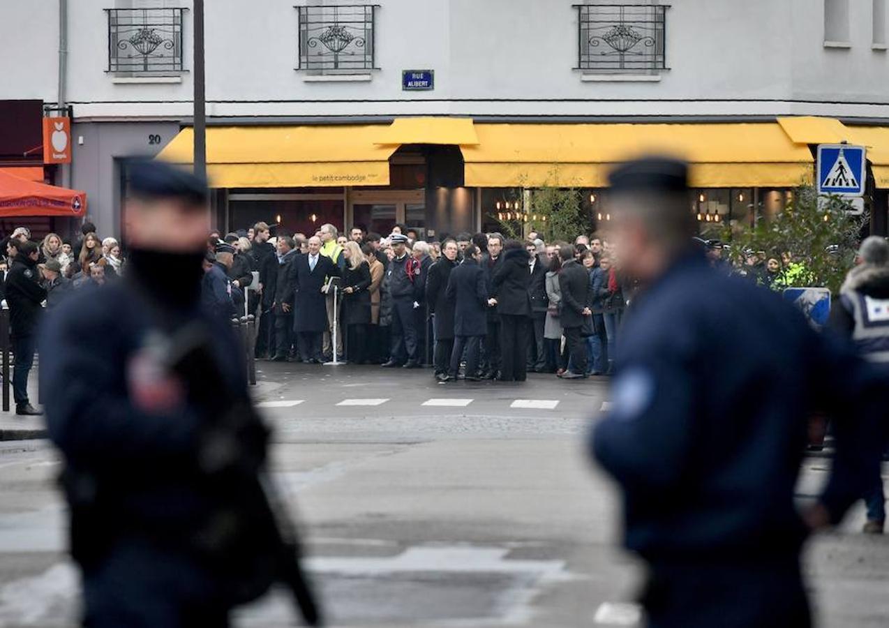 Dos policías vigilan frente al restaurante Le Petit Cambodge en París un año después de los atentados del 13 de noviembre. 