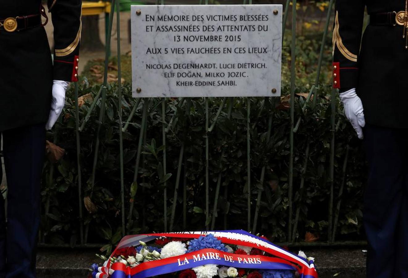 La placa de homenaje a las cinco personas asesinadas en el restaurante «A La Bonne Biere» el 13 de noviembre de 2015 en París. 