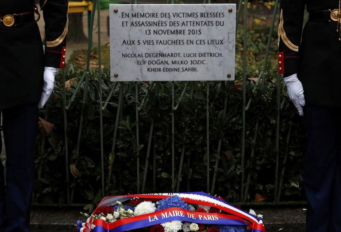 La placa de homenaje a las cinco personas asesinadas en el restaurante «A La Bonne Biere» el 13 de noviembre de 2015 en París. 