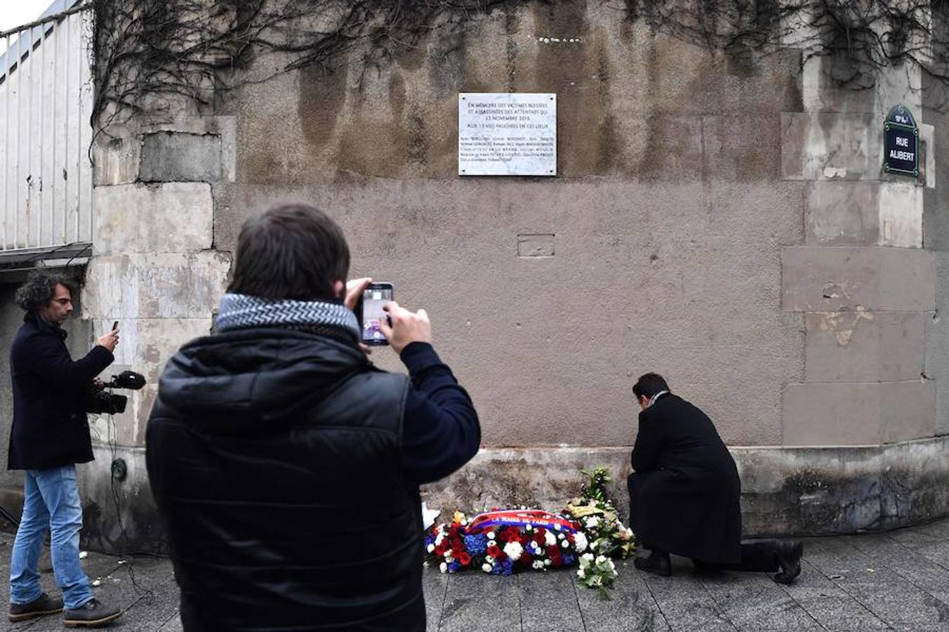 Fotos al homenaje a las víctimas de los atentados del 13 de noviembre en París. 