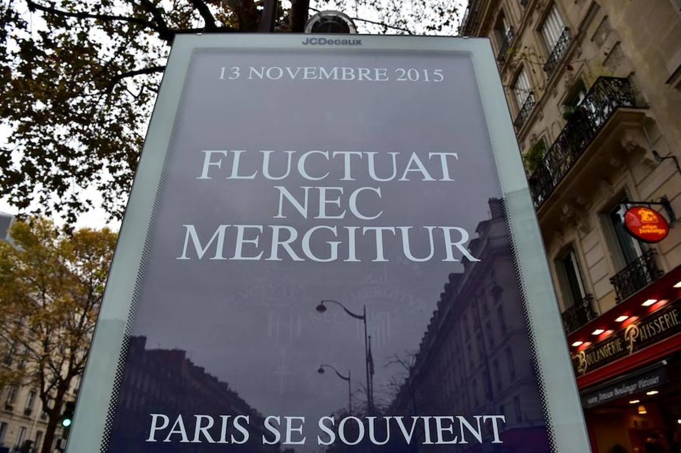 «Tocados pero no hundidos», reza un cartel en París un año después de los ataques terroristas del 13 de noviembre. 