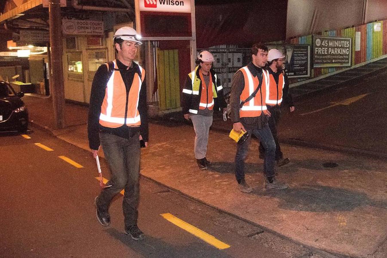 Un grupo de ingenieros revisan la integridad de los edificios en Wellington. 