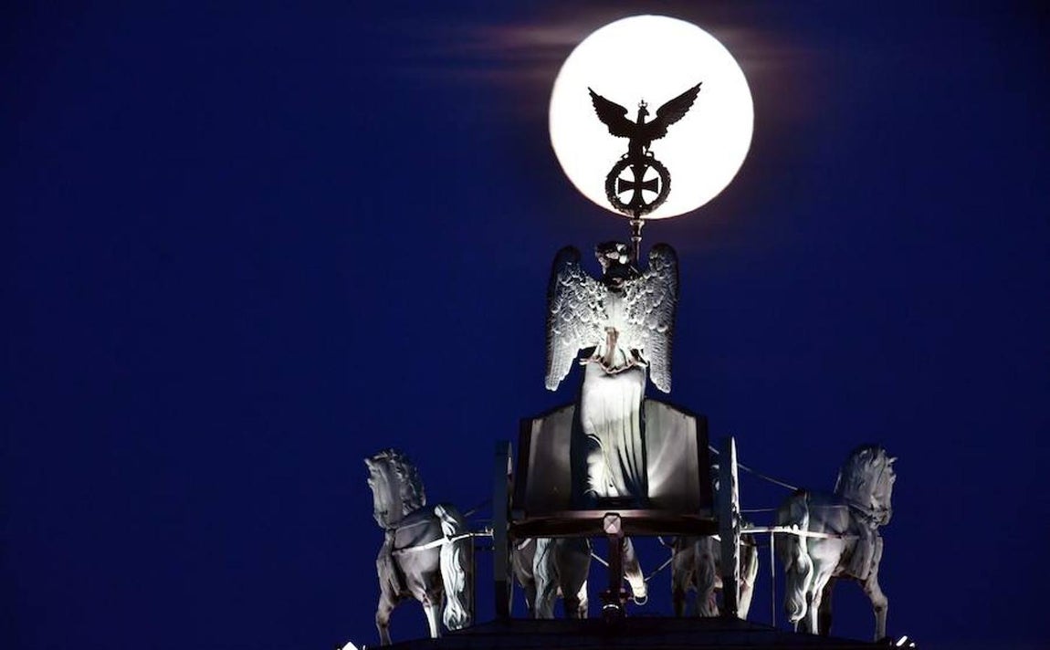La superluna, en la Puerta de Brandenburgo. 