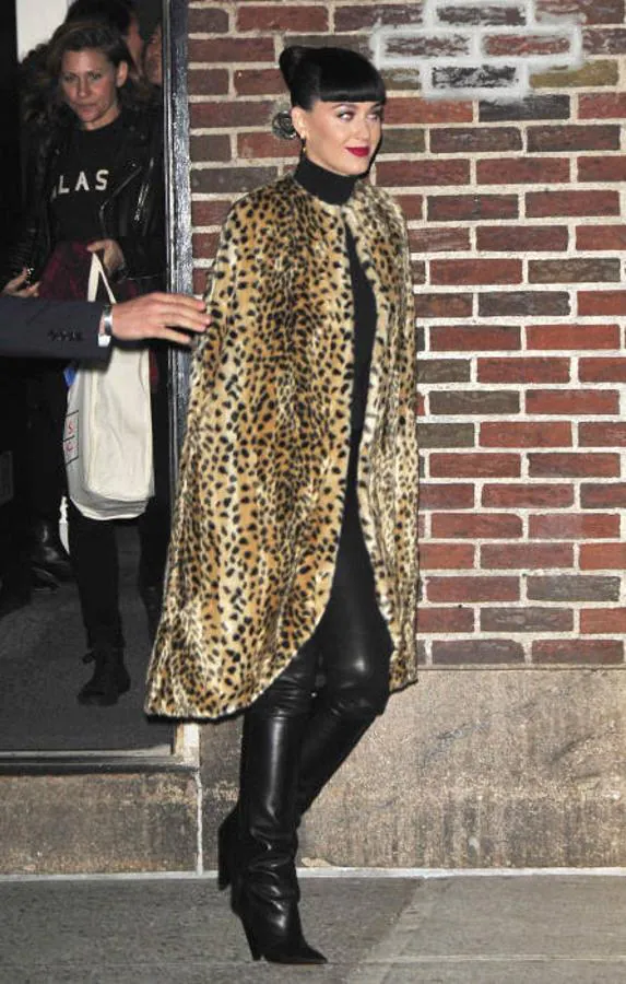 Katy Perry también ha elegido el mismo estampado, con la diferencia de que la cantante le ha sumado unos pantalones de cuero negros y unas botas del mismo color, aportándole un look más rockero