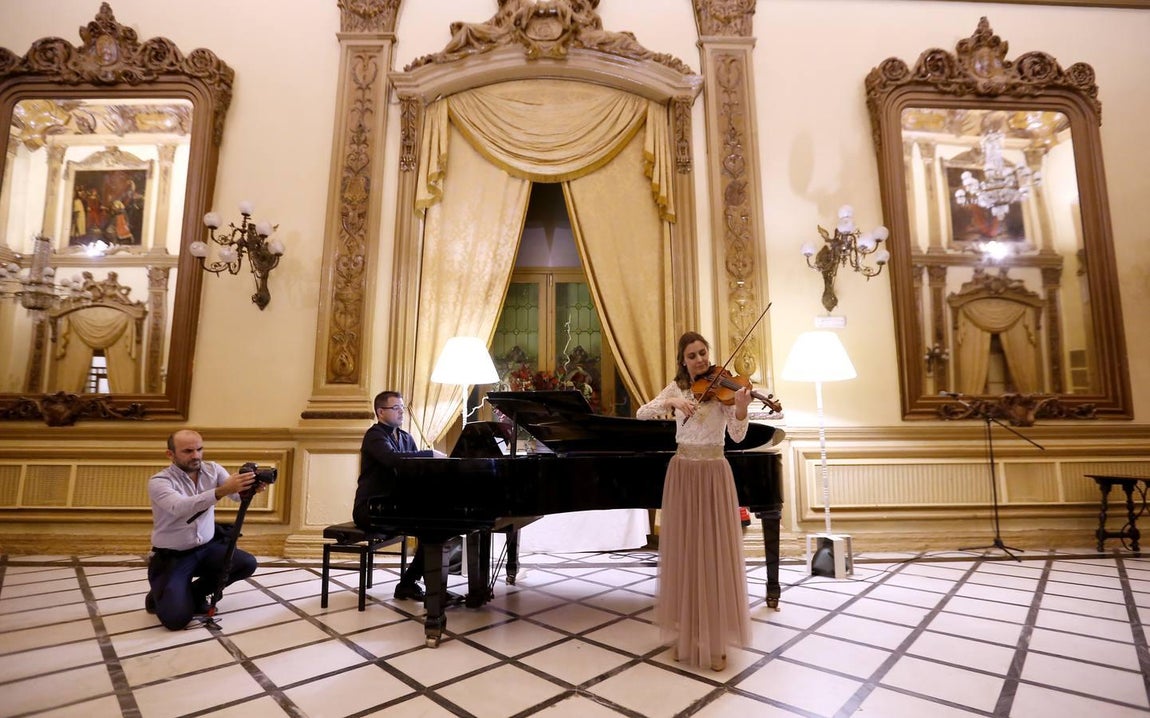 En imágenes, el concierto de despedida de la violinista de la Puerta del Puente Romano