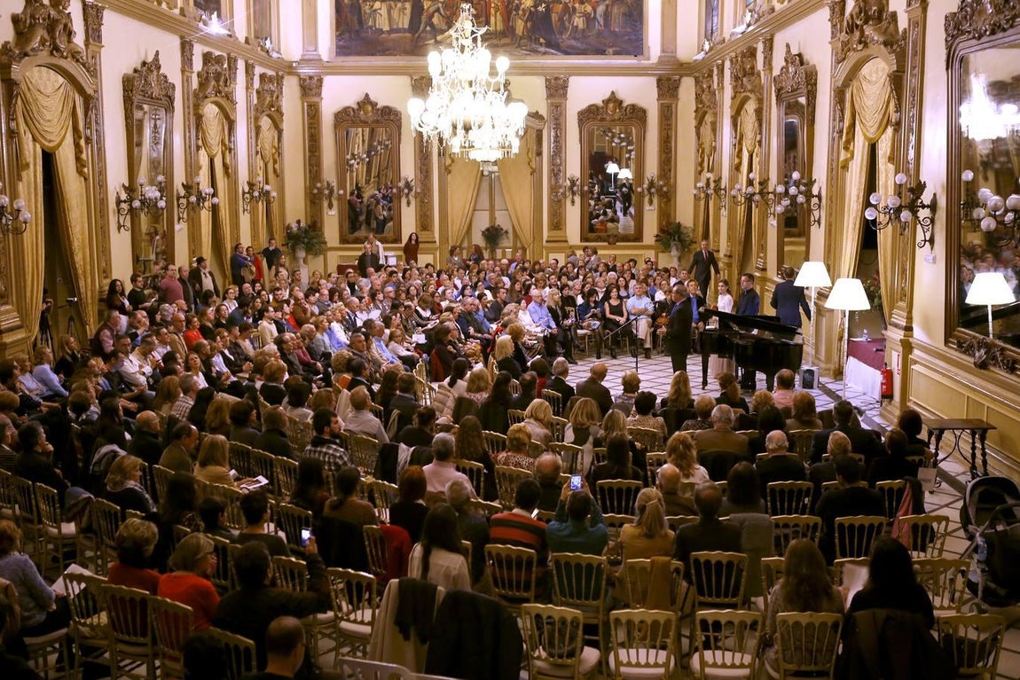En imágenes, el concierto de despedida de la violinista de la Puerta del Puente Romano