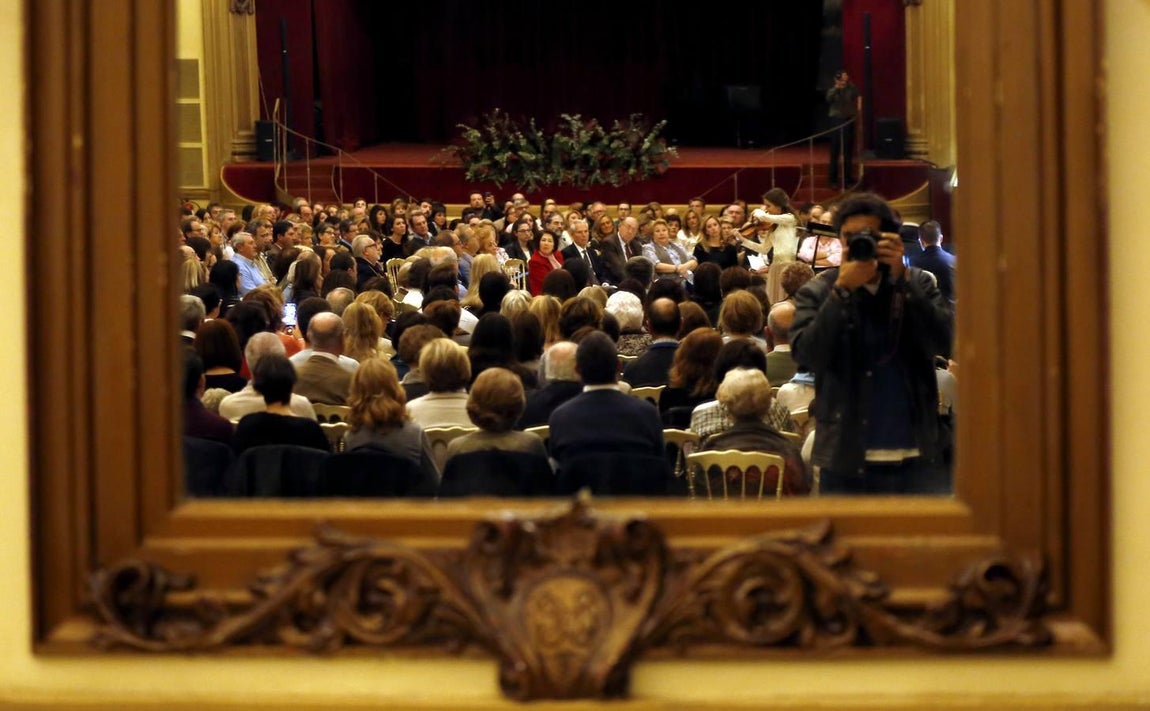 En imágenes, el concierto de despedida de la violinista de la Puerta del Puente Romano