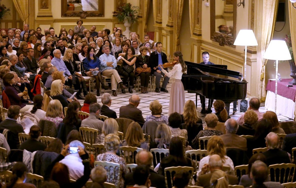 En imágenes, el concierto de despedida de la violinista de la Puerta del Puente Romano