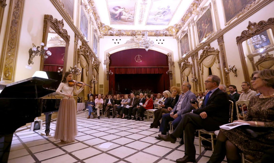 En imágenes, el concierto de despedida de la violinista de la Puerta del Puente Romano