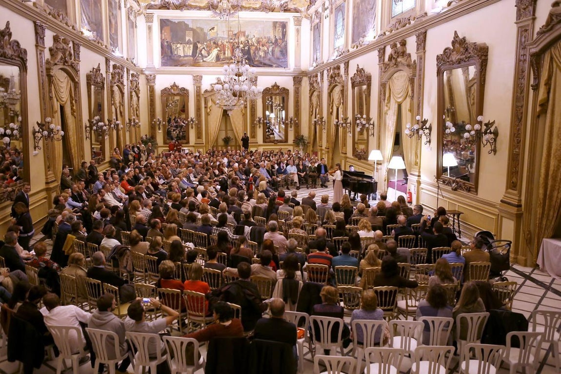 En imágenes, el concierto de despedida de la violinista de la Puerta del Puente Romano