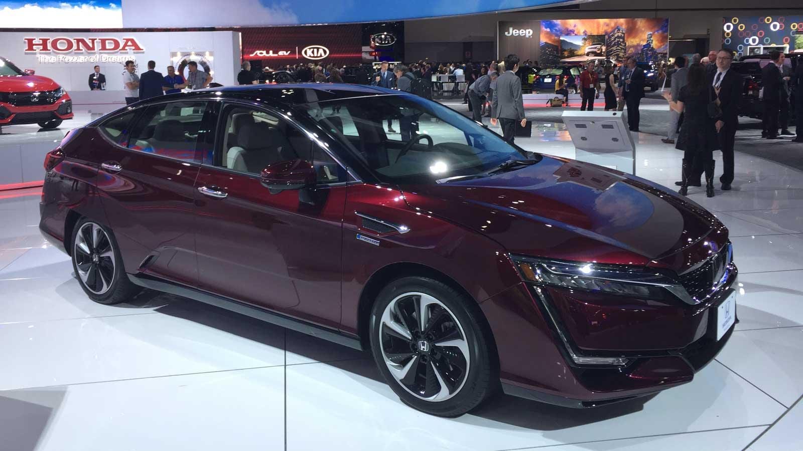 En Honda sobresalía el modelo de pila de combustible Clarity Fuell Cell de 589 km de autonomía: se ceba de hidrógeno y emite vapor de agua