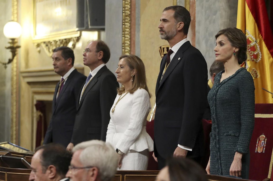 Los Reyes, junto a los presidentes, del Congreso, Ana Pastor (centro), y del Senado, Pío García-Escudero (2izq). 