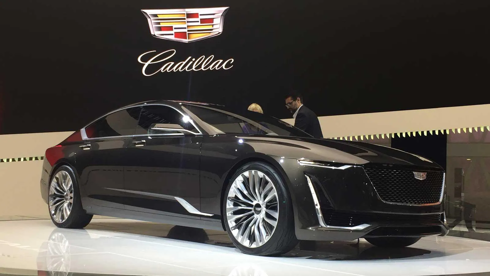 Cadillac anuncia su evolución conceptual con el ensayo Escala, una suerte de berlina coupé que hasta tiene portón trasero