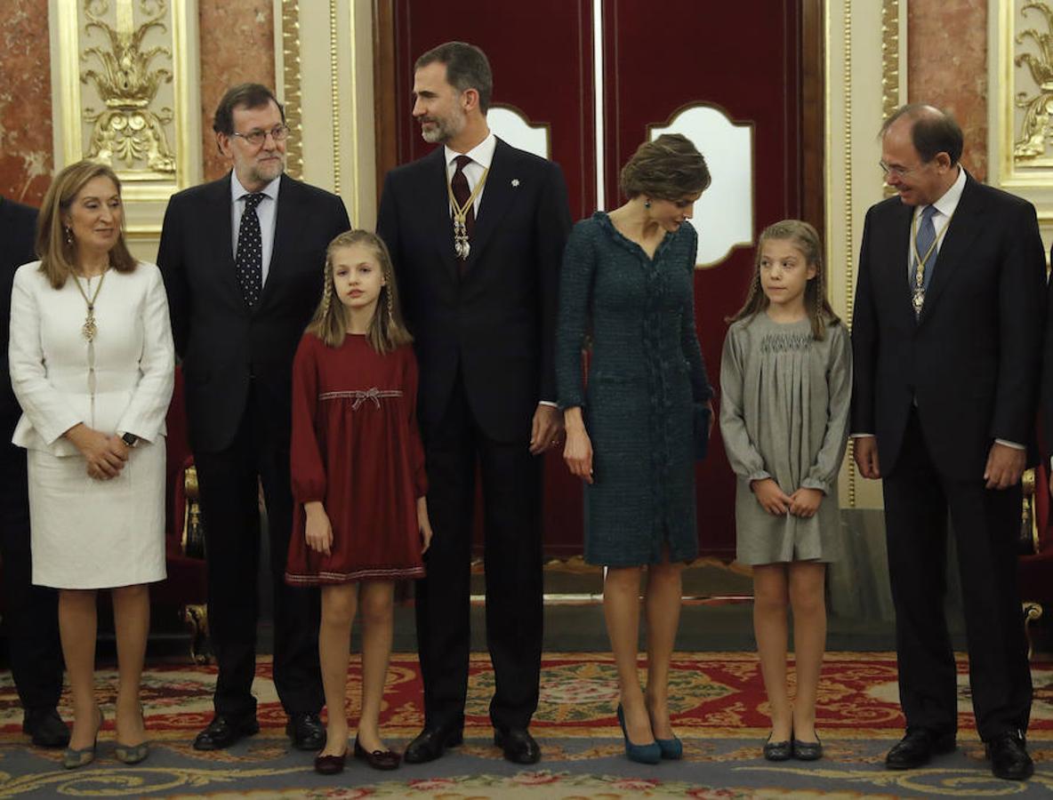 El Rey Felipe VI, junto a la Reina y sus hijas, el presidente del Gobierno, Mariano Rajoy, y los presidentes del Congreso, Ana Pastor, y del Senado, Pío García Escudero