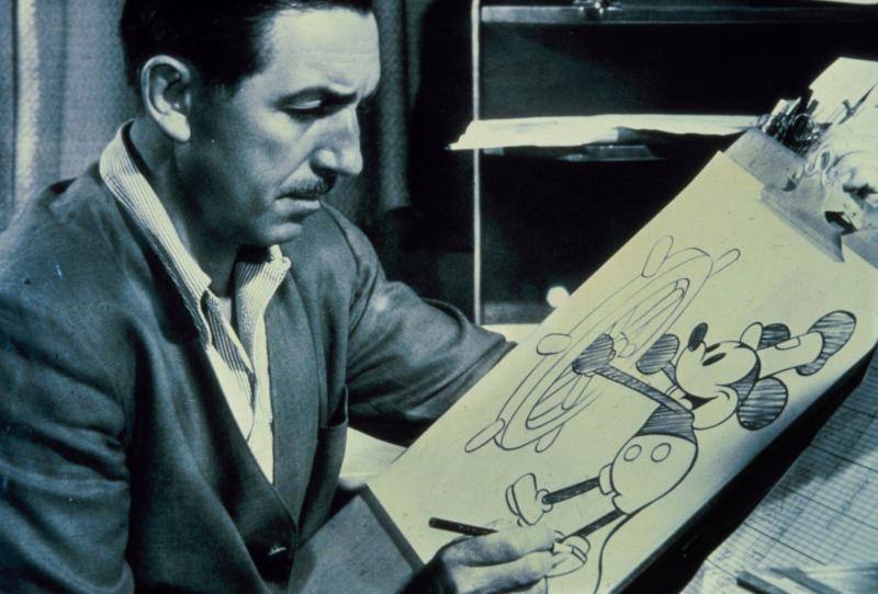 Mickey y Minnie (su novia) aparecieron en el primer corto de la factoría Disney, «Plane Crazy». 