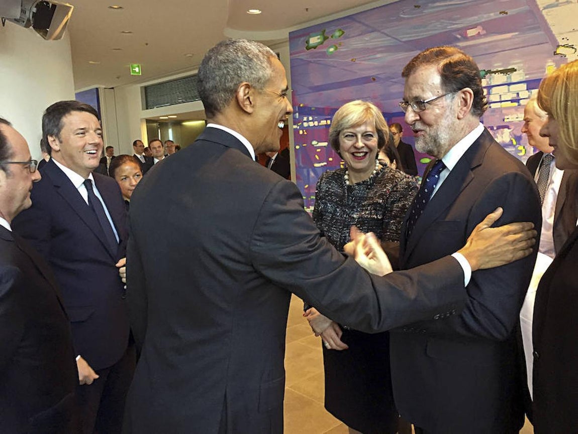 Barack Obama conversa con el presidente del Gobierno de España, Mariano Rajoy. 