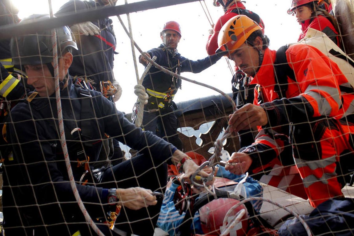 Espectaculares imágenes de las maniobras de rescate de los bomberos en la catedral de Toledo