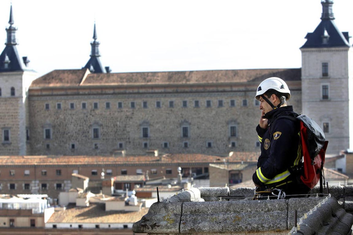 Espectaculares imágenes de las maniobras de rescate de los bomberos en la catedral de Toledo